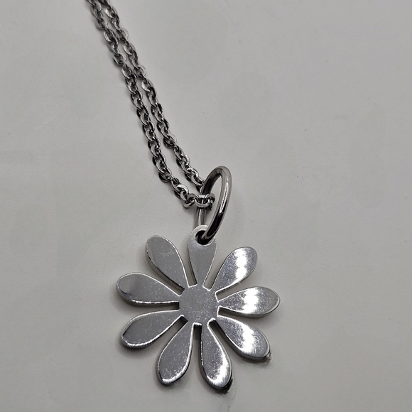 ⭐️40% Off⭐️ Silver Daisy Necklace - Picture 3 of 5